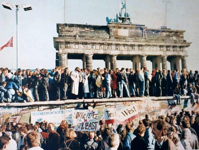 Fil:West and East Germans at the Brandenburg Gate in 1989.jpg