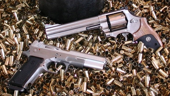 Fil:DCB Shooting Bren Ten & SW 610.jpg
