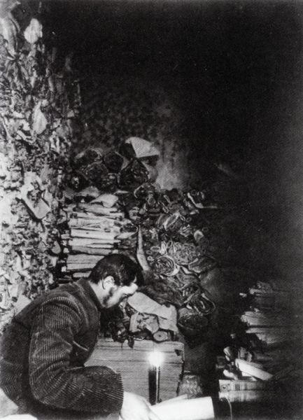 Fil:Paul Pelliot examining manuscripts in Cave 17 at Mogao Caves in 1908.jpg