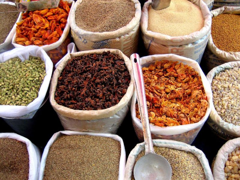 Fil:Spices in an Indian market.jpg