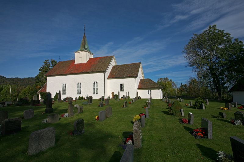 Fil:Hof kirke i Hof TRS.jpg