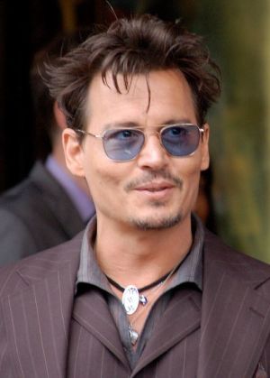 JohnnyDeppHWOFJune2013 (cropped right side).jpg