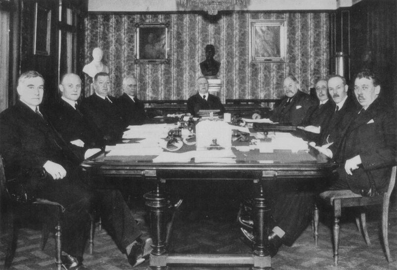 Fil:Cabinet Mowinckel III.jpg