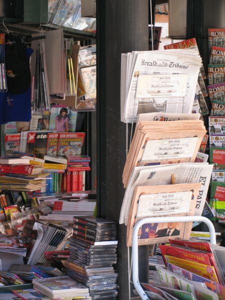Fil:International newspaper, Rome May 2005.jpg
