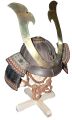 Klassisk japansk samuraihjelm, såkalt kabuto, skulle både beskytte og merke krigeren. Samuraienes rustninger var lettere og ga krigeren større bevegelsesfrihet enn de europeiske.