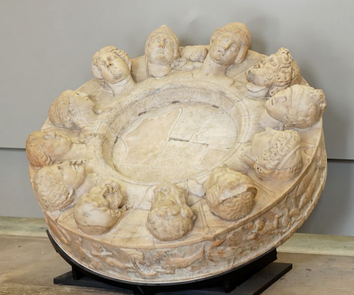 Fil:Altar twelve gods Louvre Ma666.jpg