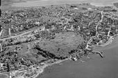 Nordbyen vest for Slottsfjellet ut mot Byfjorden, foran til høyre i bildet. Flyfoto: Widerøe, 1957 / Vestfoldmuseene