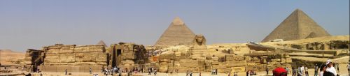Giza nekropolis og «Den store sfinksen» ved pyramidekomplekset på Gizaplatået med Khafrepyramiden og Kheopspyramiden (bak til høyre). Foto: Daniel Mayer, 2008