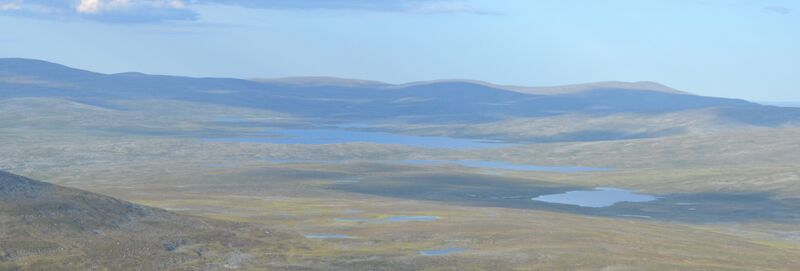 Fil:Čoahppejávri from Saana.jpg