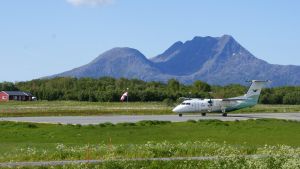 Sandnessjoen-lufthavn-wideroe-dash8-donnamannen.jpg