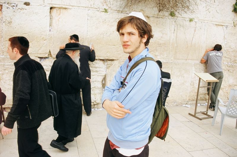 Fil:4 030 Jews at the Western Wall , Jerusalem 2005.jpg