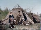 Norsk samefamilie fra 1890-tallet. Foto: Håndkolorert fotokrom