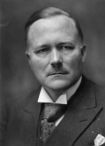 Statsminister Jens Hundseid (til venstre) hadde et dårlig forhold til forsvarsminister Vidkun Quisling, og i Kullmann-saken ønsket ikke Hundseid å følge Quislings aggressive linje mot Arbeiderpartiet. Dette førte til en regjeringskrise der statsministeren og forsvarsministeren gjentatte ganger oppfordret hverandre til å gå av.