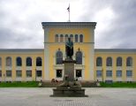 Christiestøtten på Muséplassen foran Bergen Museums naturhistoriske samlinger. Foto: 2006
