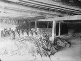 Klippfisk stablet i hauger i en sjøbod eller (pakkhus) i Kristiansund august 1922 Foto: A. B. Wilse