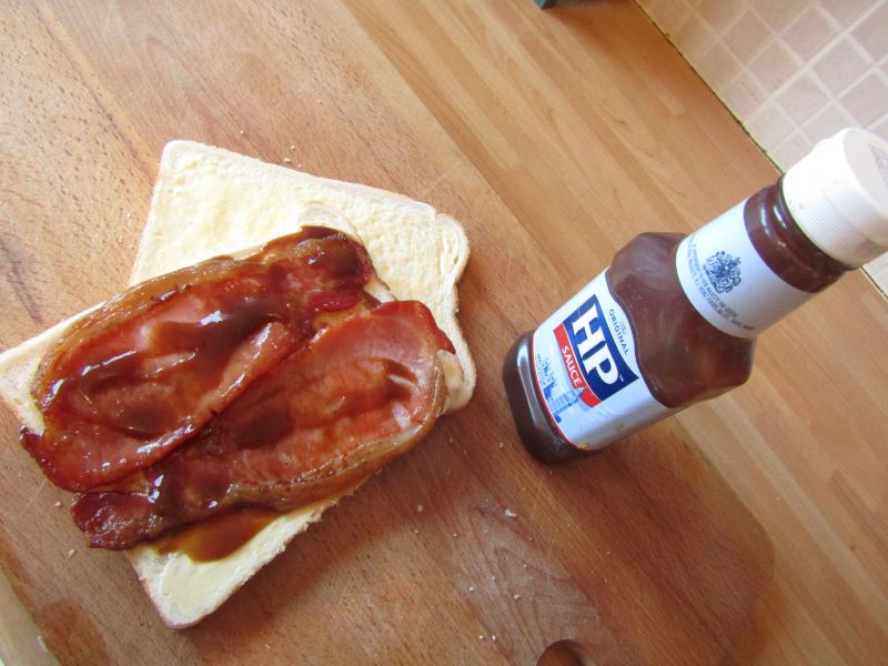 Fil:-2019-09-04 Bacon sandwich with HP sauce, Cromer.JPG