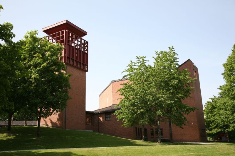 Fil:Helgerud kirke 20080601-1.jpg