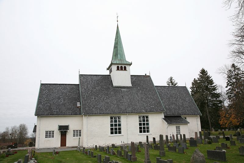 Fil:Trøgstad kirke 20071021 3.jpg