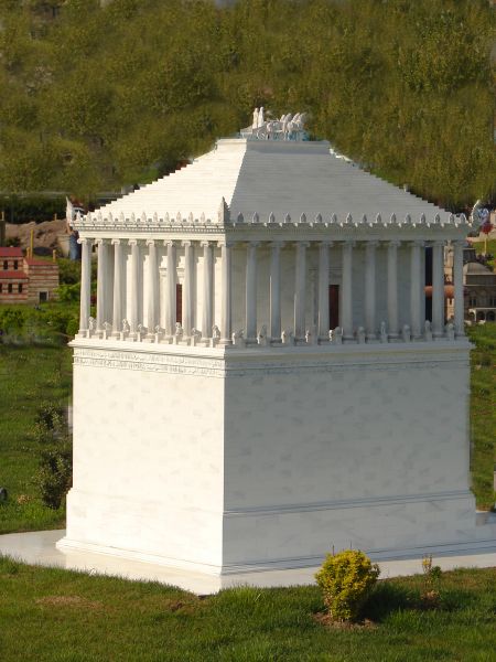 Fil:The maussolleion model dsc02711-miniaturk nevit.jpg