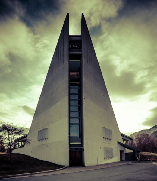 Fil:Brattvåg kyrkje.jpg