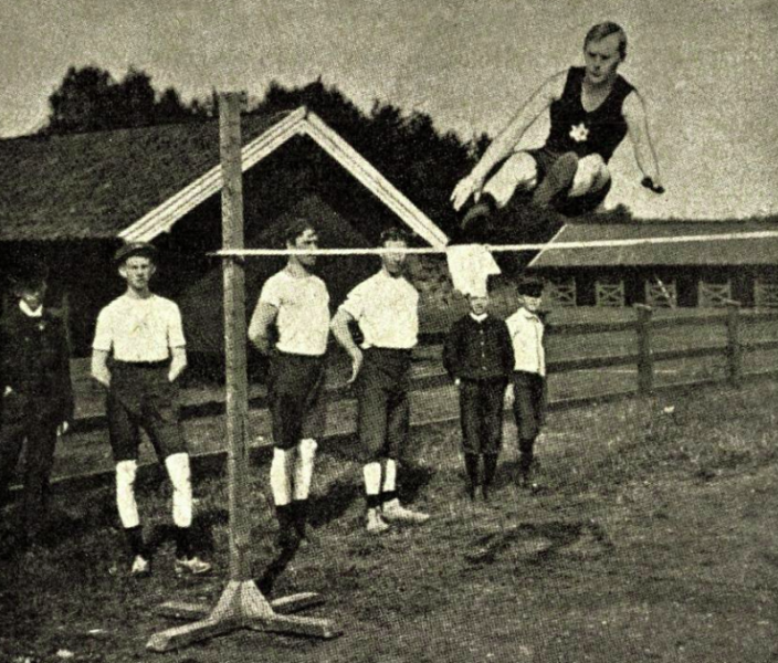 Fil:1908 Hamar Otto Monsen jumps high.png