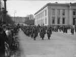 Tyske soldater marsjerer nedover Karl Johan 9. april 1940. Slottet i bakgrunnen, Universitetet med plassen til høyre.